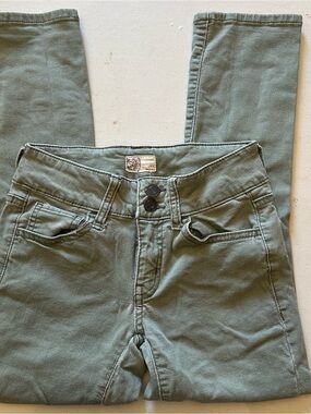 SO Distressed Olive Sage Green Cropped Skinny Jeans Women’s Size 1